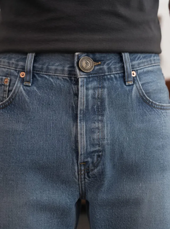 Bemount Bemount 90s Core Baggy Jeans in Mid Blue, waist view