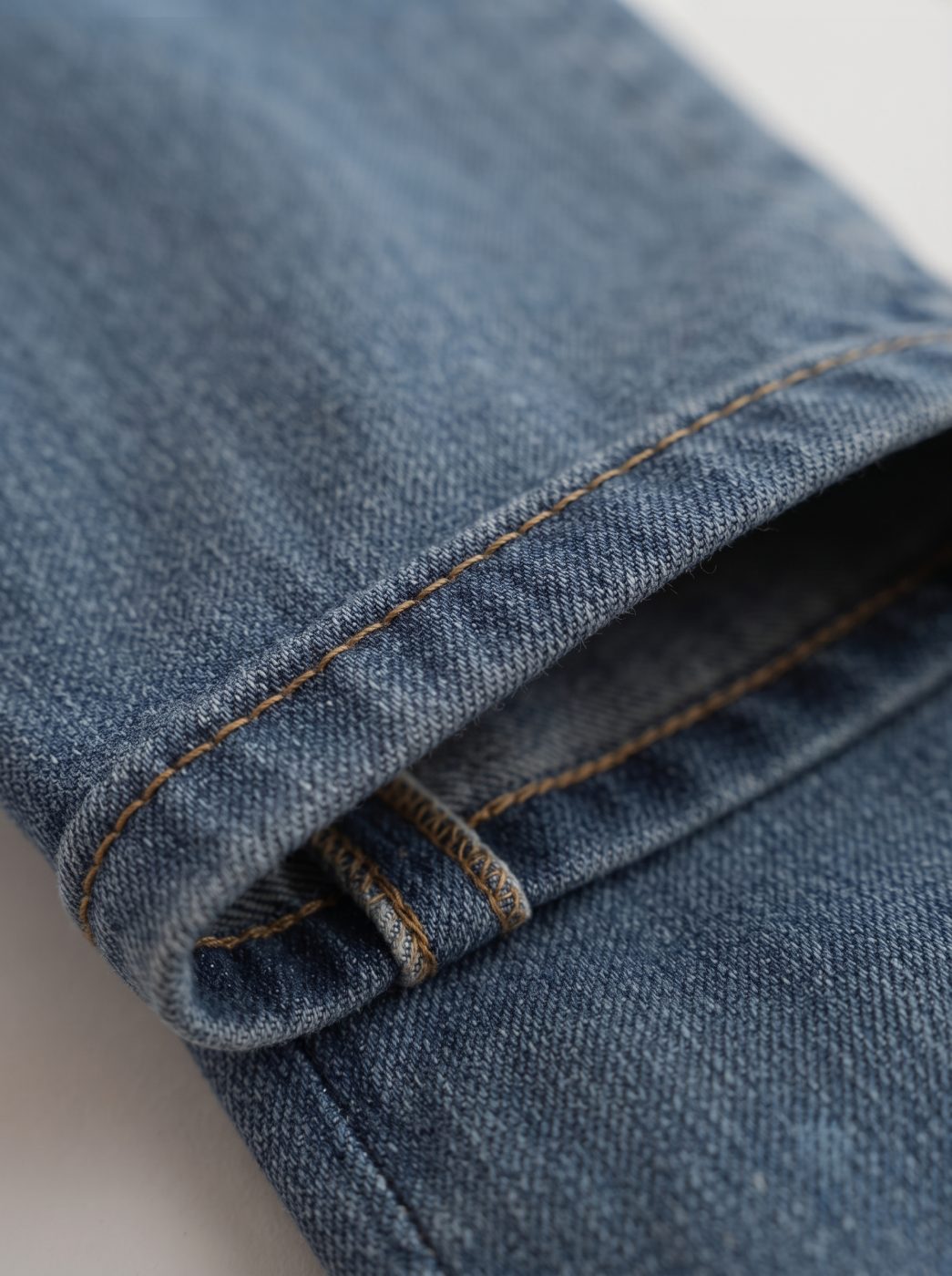 Bemount Bemount 90s Core Baggy Jeans in Mid Blue, hem view